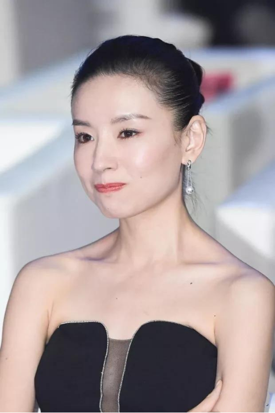 董洁的发际线太完美,抹胸裙搭配丸子头,不过身材成迷