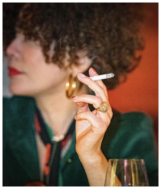 晒照之时,刘嘉玲还特意晒出一张自己抽烟时的近照,镜头中的刘嘉玲又酷