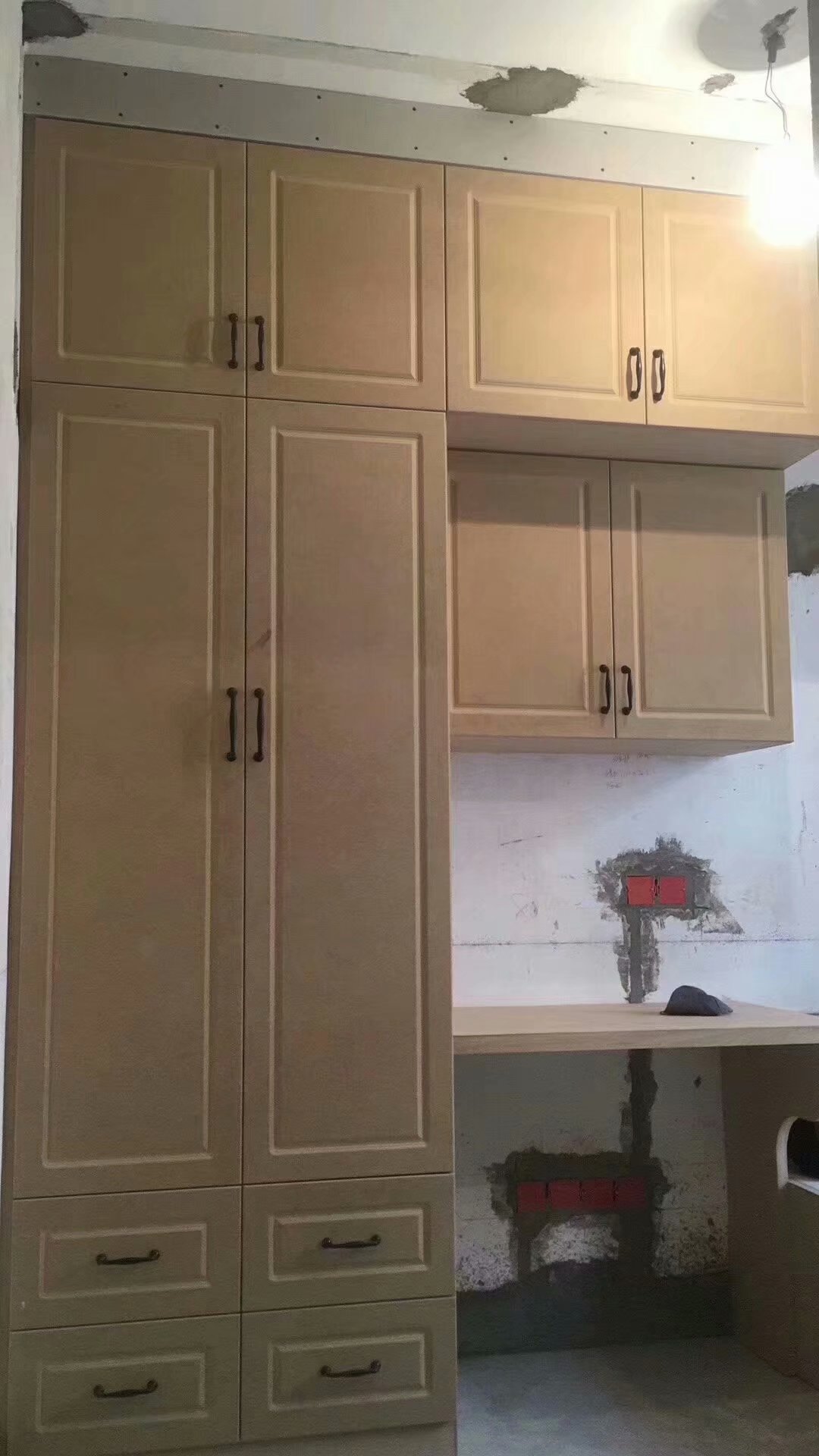 南京装修工地,木工作品,进口奥松板做的柜门.