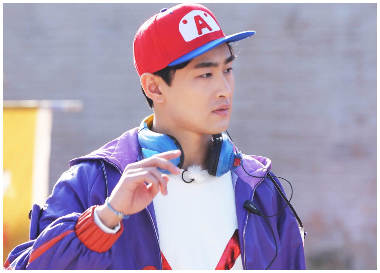 跑男车队路过人群大家都紧闭车窗而王彦霖恨不得把车门都打开