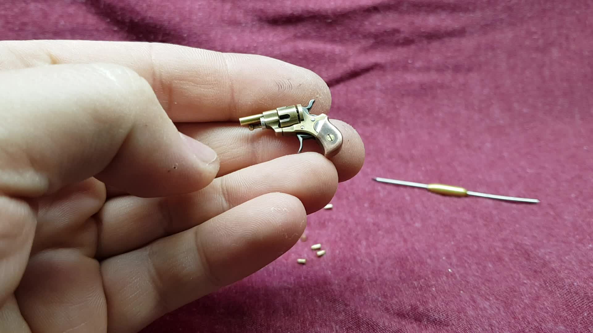 拇指大小的迷你左轮手枪可以加弹可以射击厉害了