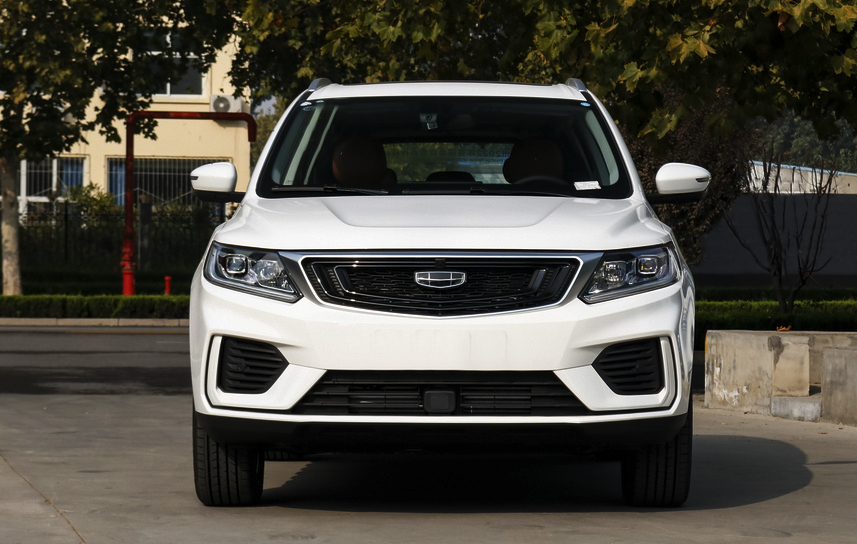 又一高颜值国产suv,车宽1米8,带自动刹车系统,顶配才卖9.99万