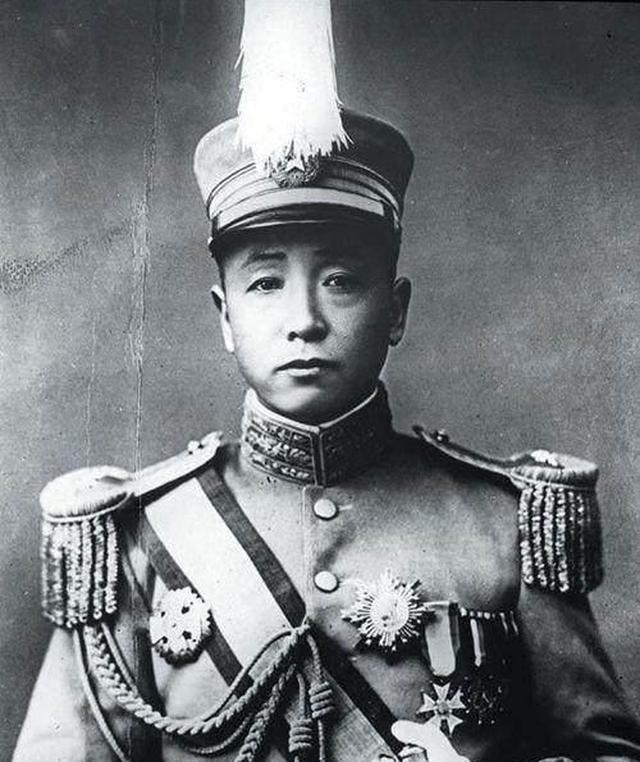 父亲就来到了东北,杜家可谓是土匪世家,杜立三的父亲和叔叔都是先土匪