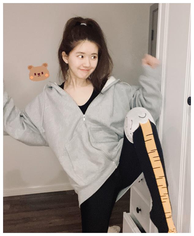 为证明自己瘦,赵露思穿"鸡爪袜"拍照,抬起腿那刻粉丝炸锅了!