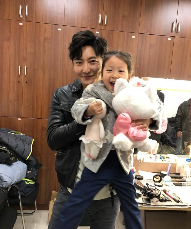 《都挺好》最小的演员小咪2岁就出道,登上过巴黎时装舞台走秀