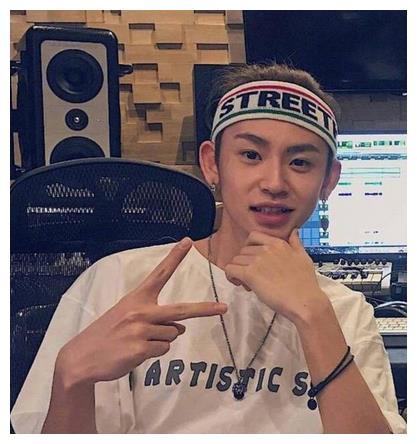 justin黄明昊:我卸妆了陈立农:我也卸妆了小鬼那我算什么