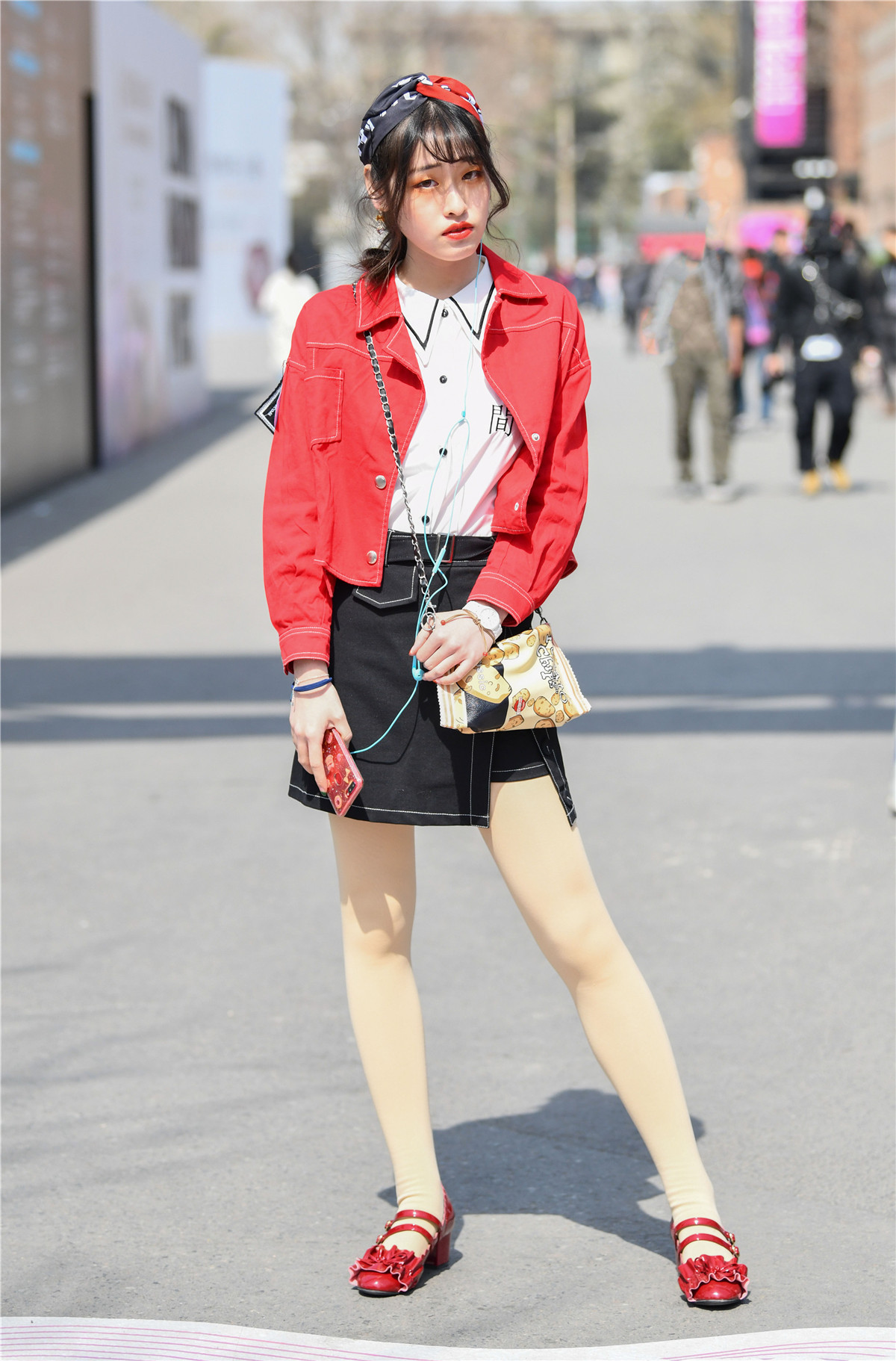 肉色打底袜搭配红皮鞋,不仅展显美腿,还有浓浓的女人味儿__财经头条