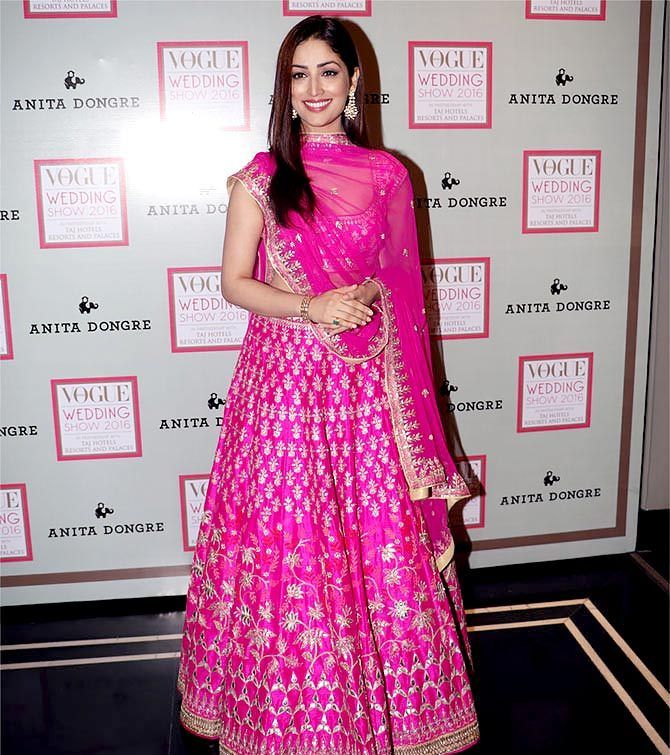 当宝莱坞女明星穿上了粉色纱丽,不禁让人想起电视里的天竺公主!