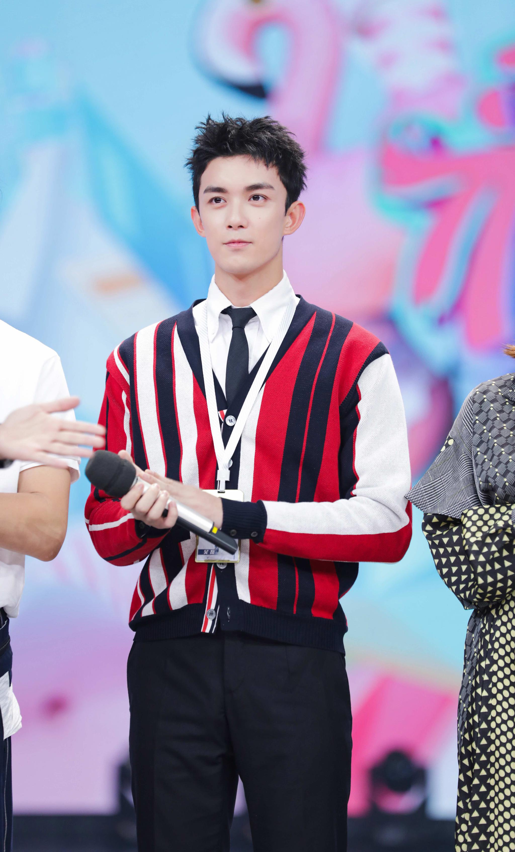 吴磊出演快乐大本营变身职场加班族爆笑解压业务员