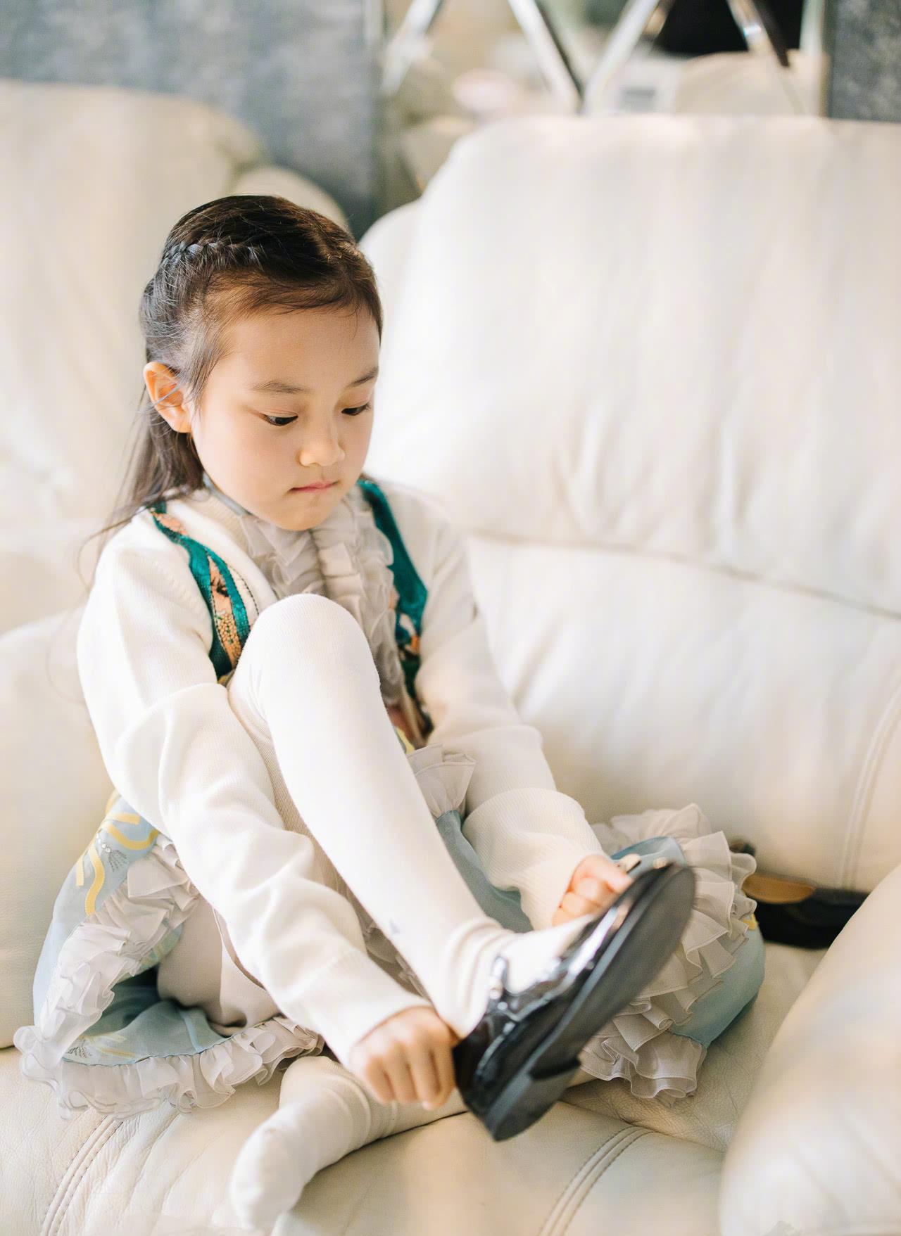 李小璐发文为甜馨庆生晒母女亲吻照温馨幸福和贾乃亮无互动