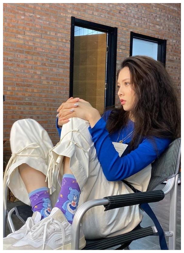 还是宋妍霏会穿明明衣服这么a却搭配一双儿童袜反差即是潮