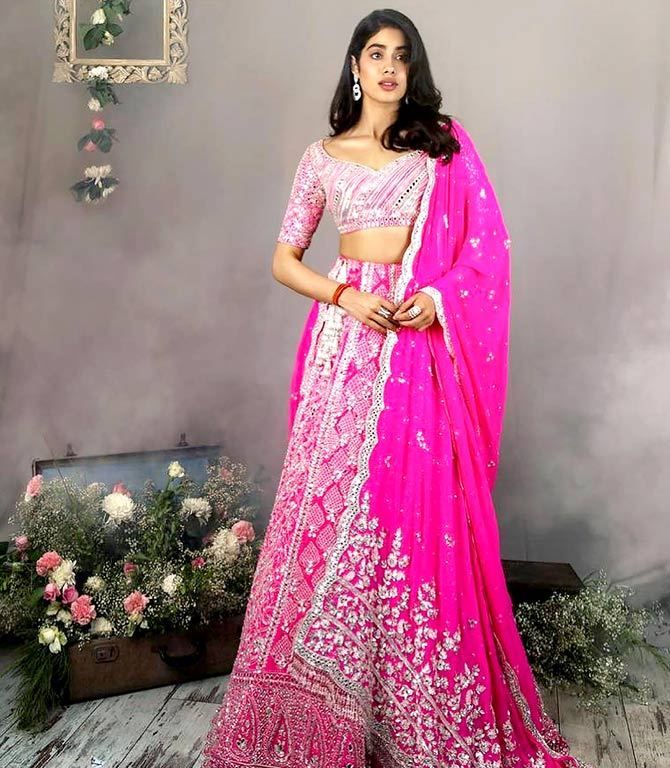 当宝莱坞女明星穿上了粉色纱丽,不禁让人想起电视里的天竺公主!