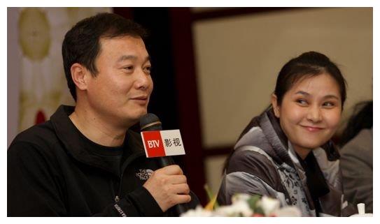 出道30年无绯闻,与爱妻低调结婚多年,如今56岁无儿无女却很幸福