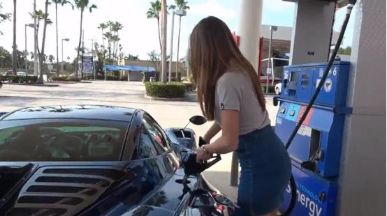 迪拜街头偶遇女土豪，下车那一刻，男人的眼睛都看直了！