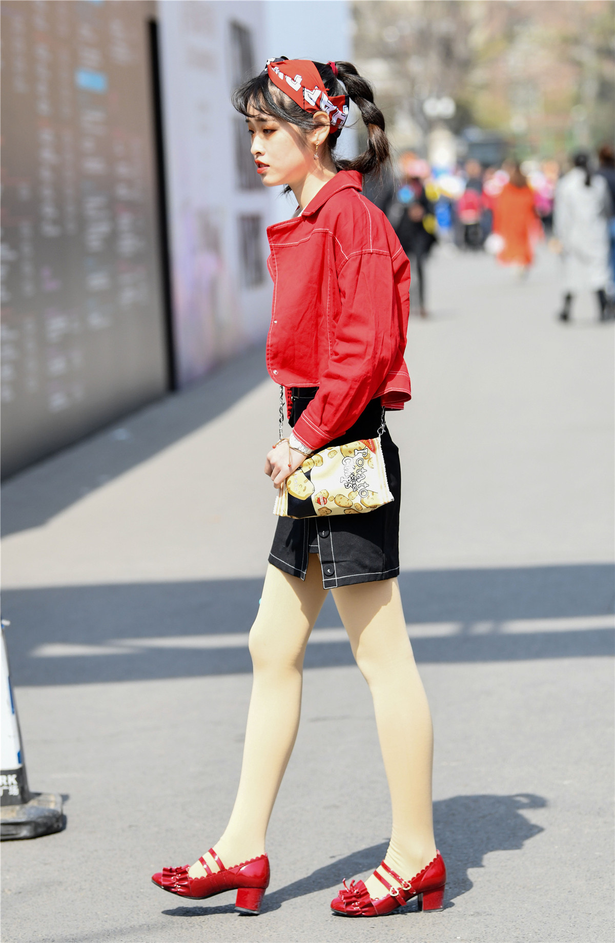 肉色打底袜搭配红皮鞋,不仅展显美腿,还有浓浓的女人味儿