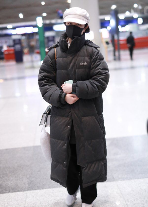 李兰迪春天也不脱中戏校服温度这么高穿到脚脖厚羽绒服不热吗