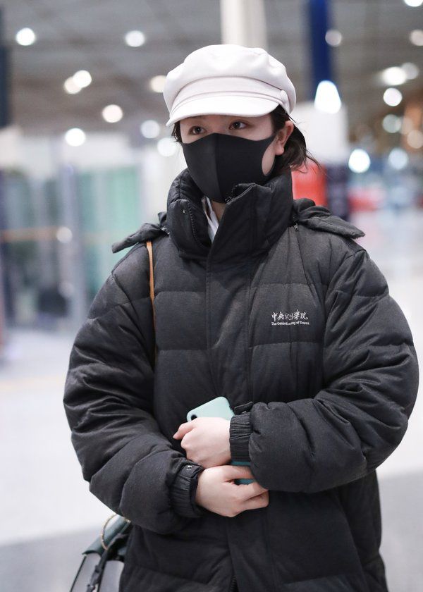 李兰迪春天也不脱中戏校服温度这么高穿到脚脖厚羽绒服不热吗