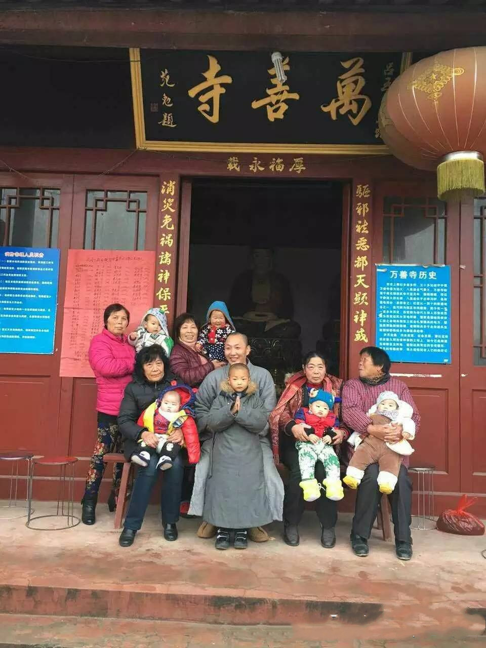 当和尚这年,他共助养20个小孩,当个7个孩子的"爸爸"