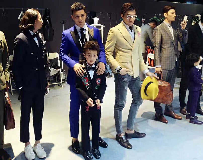 模特冠军父母强行中断儿子月入5万童模事业上学才是本分