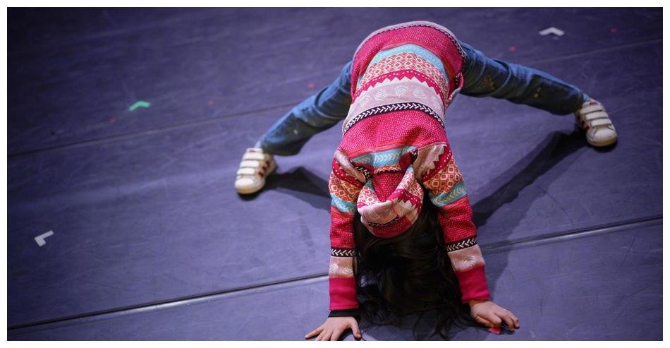 黄磊老婆孙莉晒多妹在剧院劈叉鬼马可爱 小儿子罕见出镜画面温馨