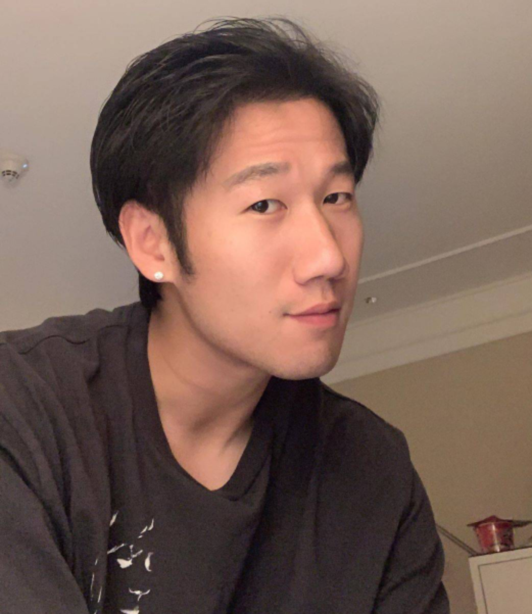 天津泰达足球俱乐部球员荣昊晒出自拍照,荣昊是一位颜值高的球员