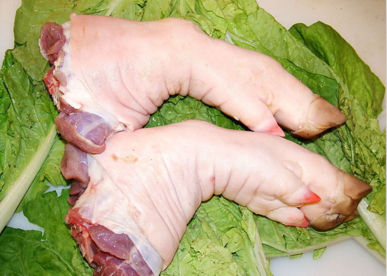 买猪蹄不要只挑大的,肉摊老板:牢记这3个窍门,个个新鲜味道好