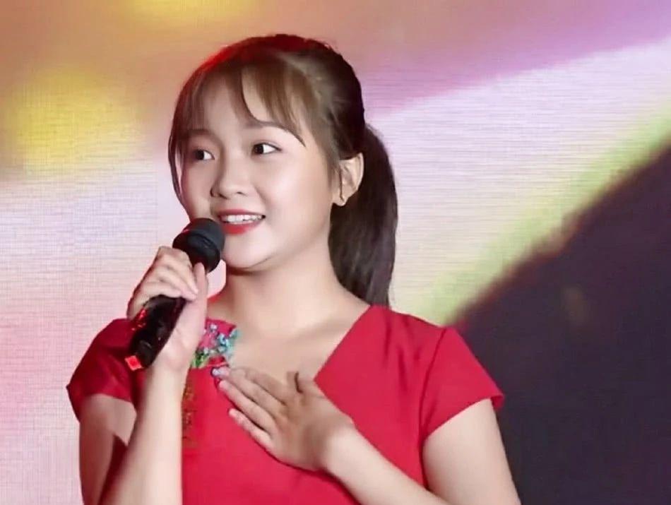 林妙可"开挂式"生长,红裙 高跟女人味爆棚,20的年纪12岁的脸