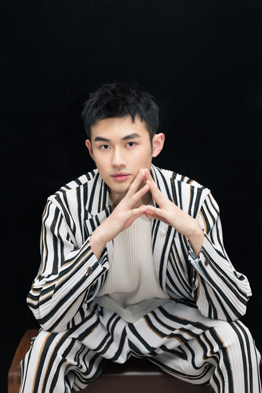 陆宇鹏帅气亮相电影首映礼 被粉丝调侃带雨能力一流