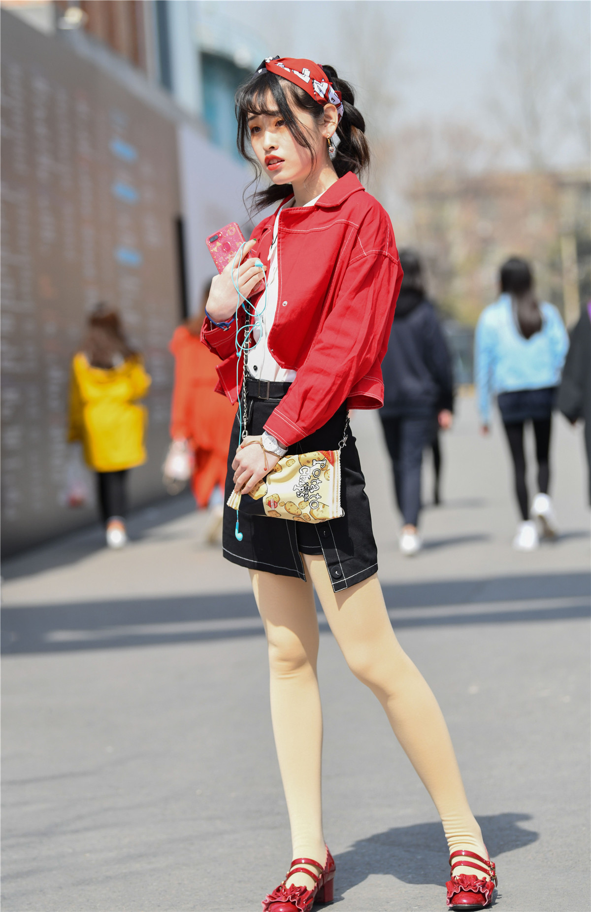 肉色打底袜搭配红皮鞋,不仅展显美腿,还有浓浓的女人味儿