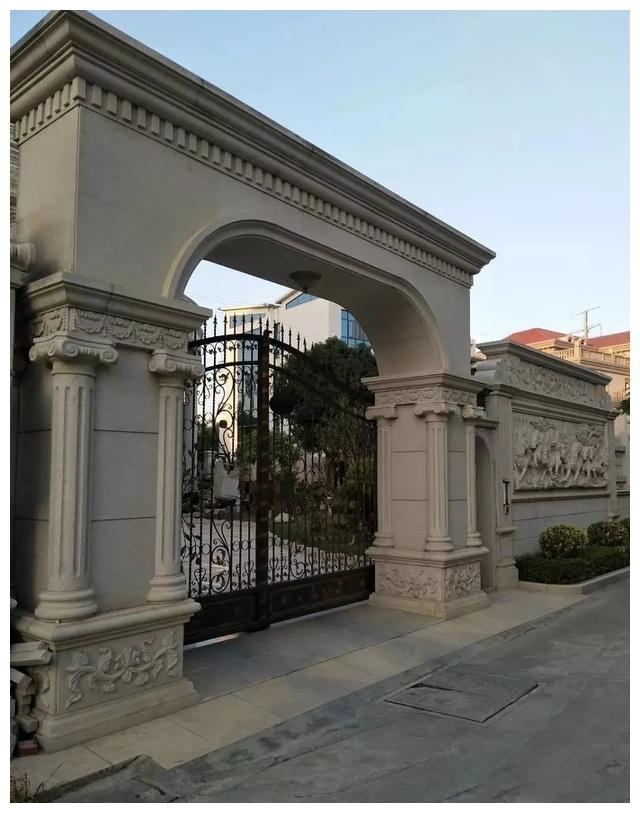 别人家的大门和围栏让人羡慕不已，全用大理石，华丽又大气