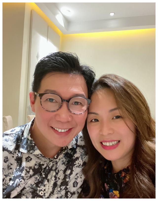 品冠与妻子牵手17年,结婚八周年,每张合影都恩爱甜蜜