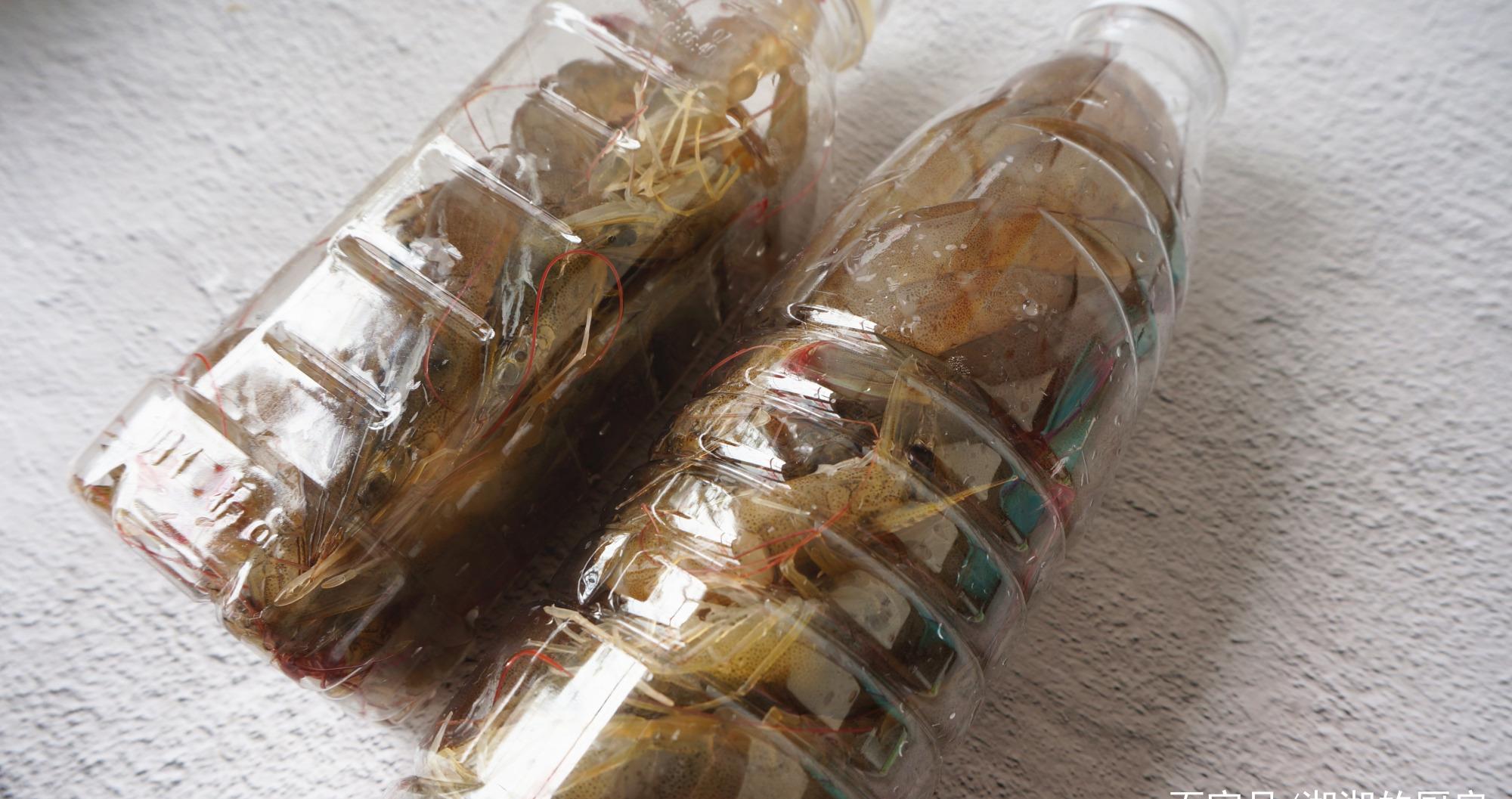 2,装完虾之后,在瓶子里灌满水,拧紧瓶盖,马上放在冰箱冷冻保存就可以.