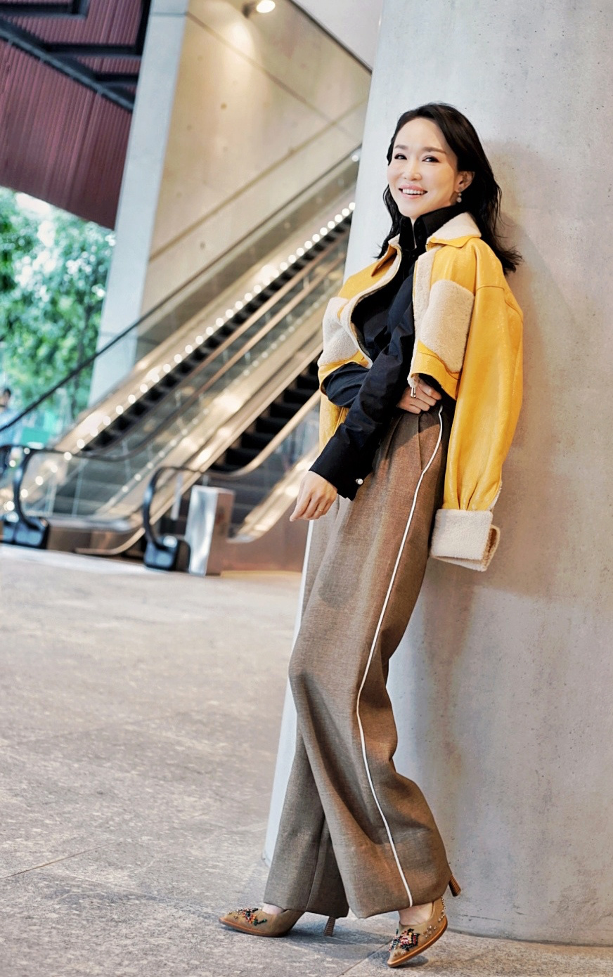 范文芳积极建议女生尝试衬衫穿搭 深秋look好评不断