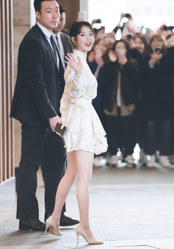 iu的雪白肌肤丝缎般的华丽,眸子里是一望无际的苍蓝,属于最明|复古|挂