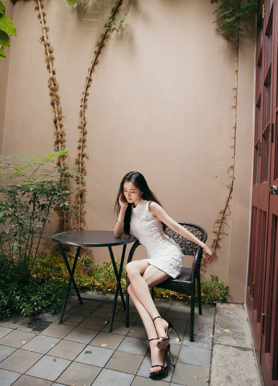 杨幂紧身连衣短裙 凹凸有致露纤长玉腿|玉腿|紧身|短裙_新浪新闻