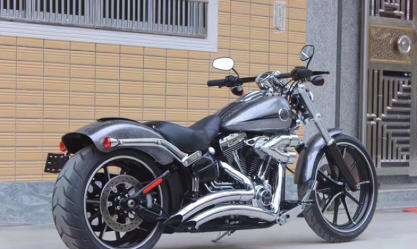 如果在野外骑行着这么一款哈雷突破者摩托车,会感觉到非常的刺激,而且