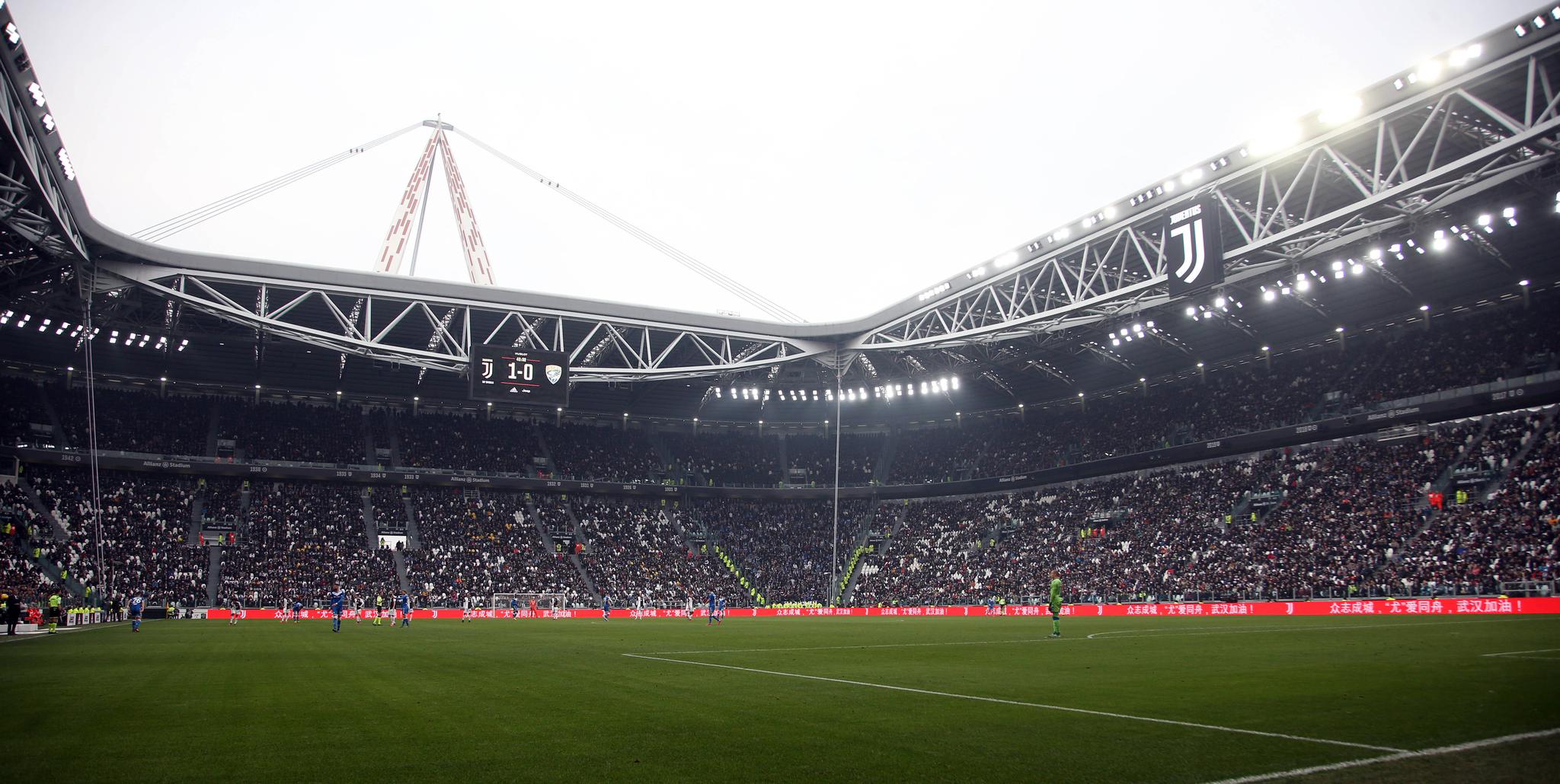 意甲第24轮尤文图斯俱乐部主场安联球场用标语给咱们加油