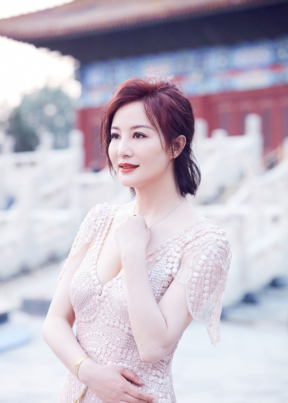 影后陶红亮相亚洲影视周红毯知性优雅再展女神魅力