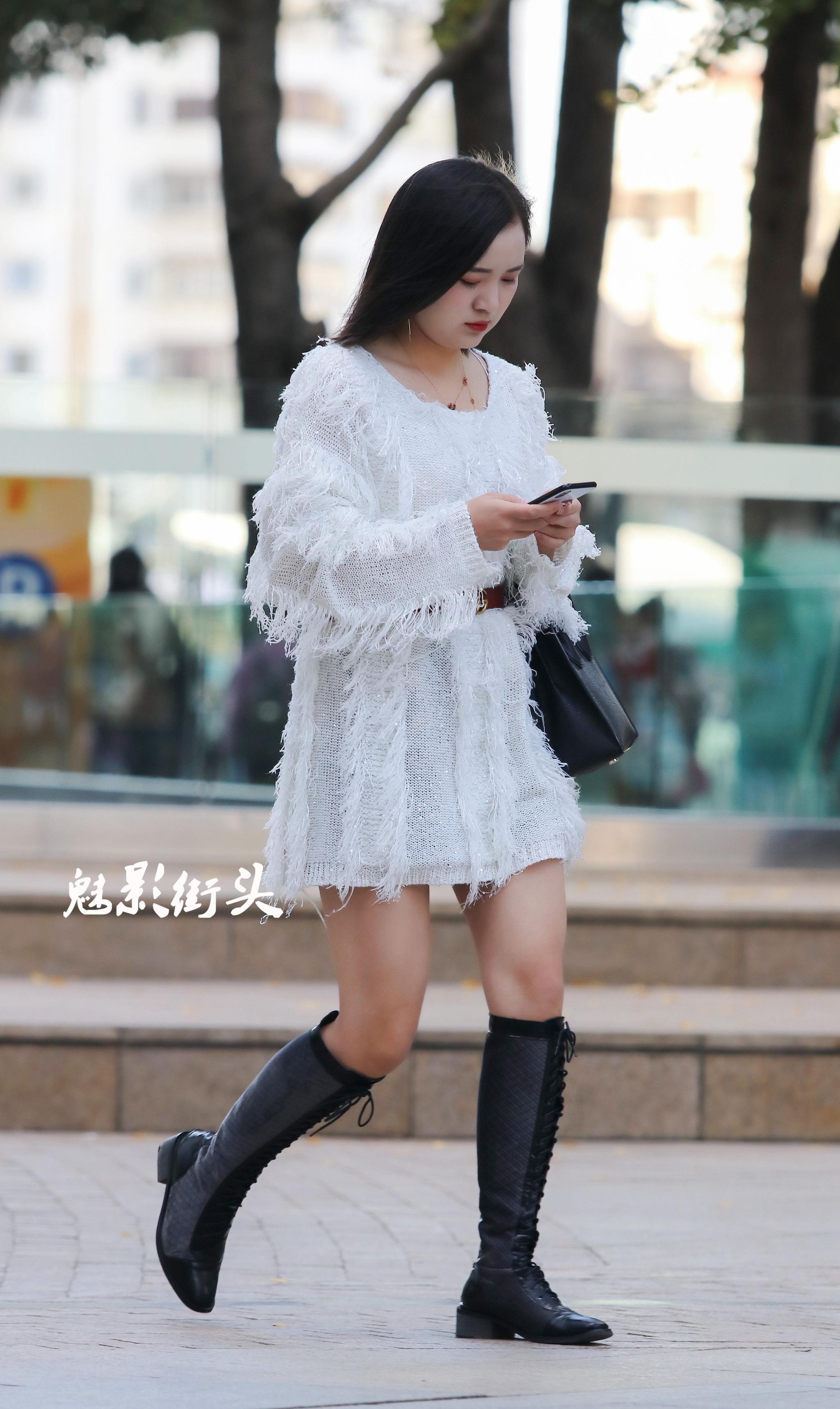 街拍:白色针织连衣裙搭长筒靴子,冬季时髦穿搭,露腿充满时尚感|长筒
