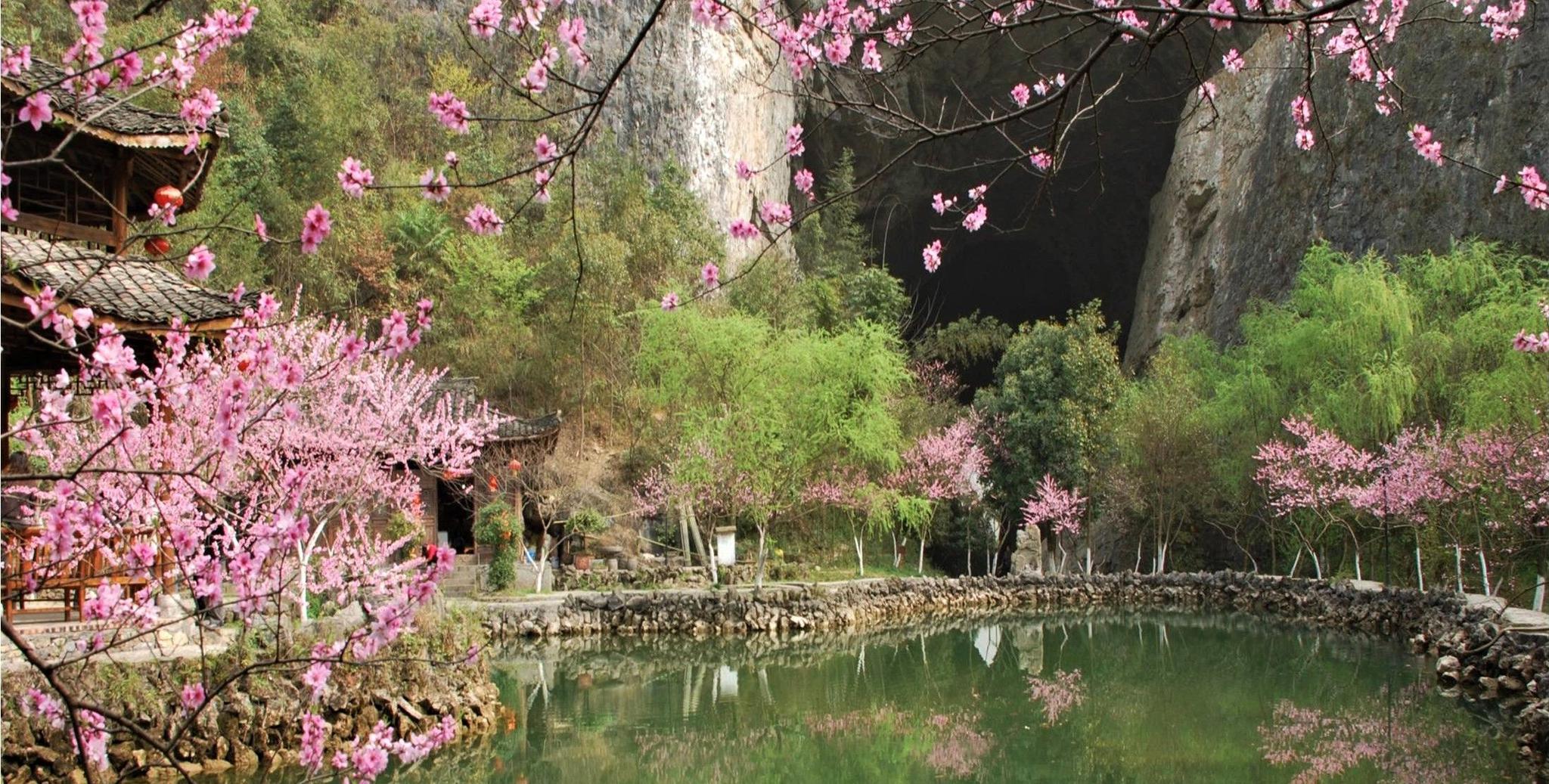 《桃花源记》,描述了一个令人向往的"世外桃源""晋太元中,武陵人捕鱼