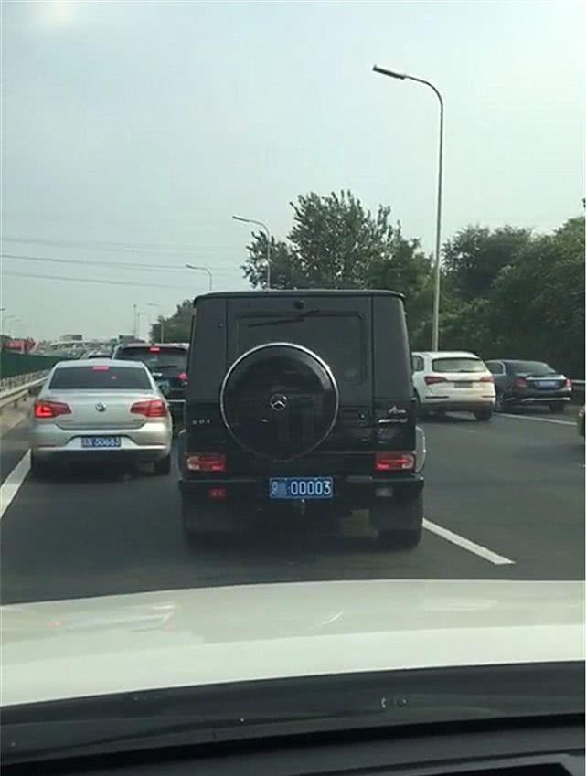 北京三里屯一辆奔驰大g,车牌不带一个8,却比888还贵