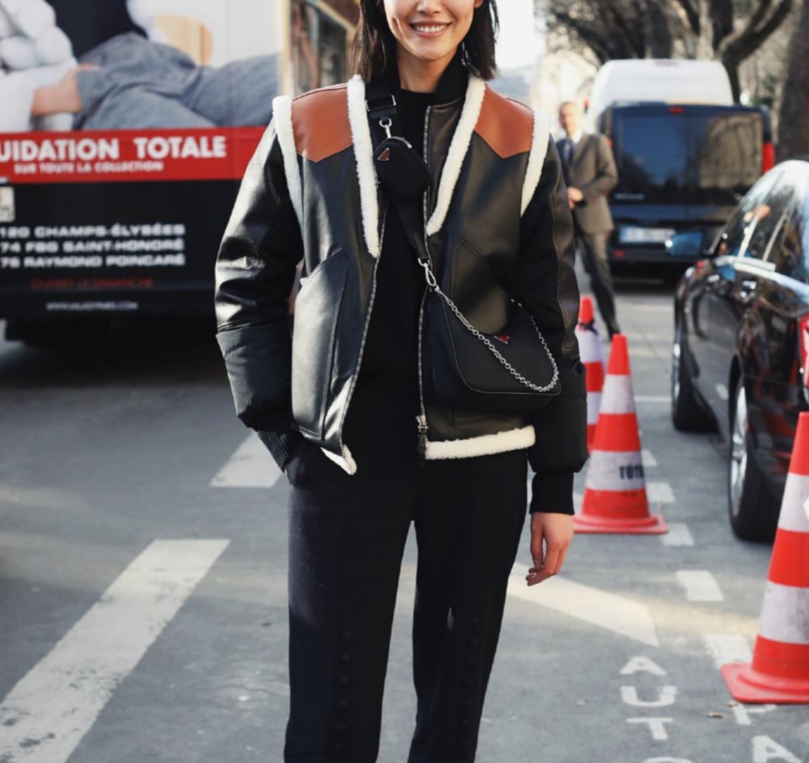 江疏影穿tods夹克街拍,意外撞衫大表姐刘雯,一个甜美一个帅气