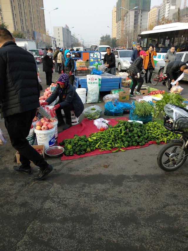 一个蔬菜摊一个月能赚多少钱?说出来你也许不信,看看摊主怎么说