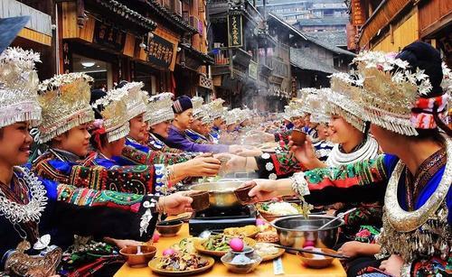 3000位苗女齐聚一堂吃饭是什么场景?游客直言:生平第一次见