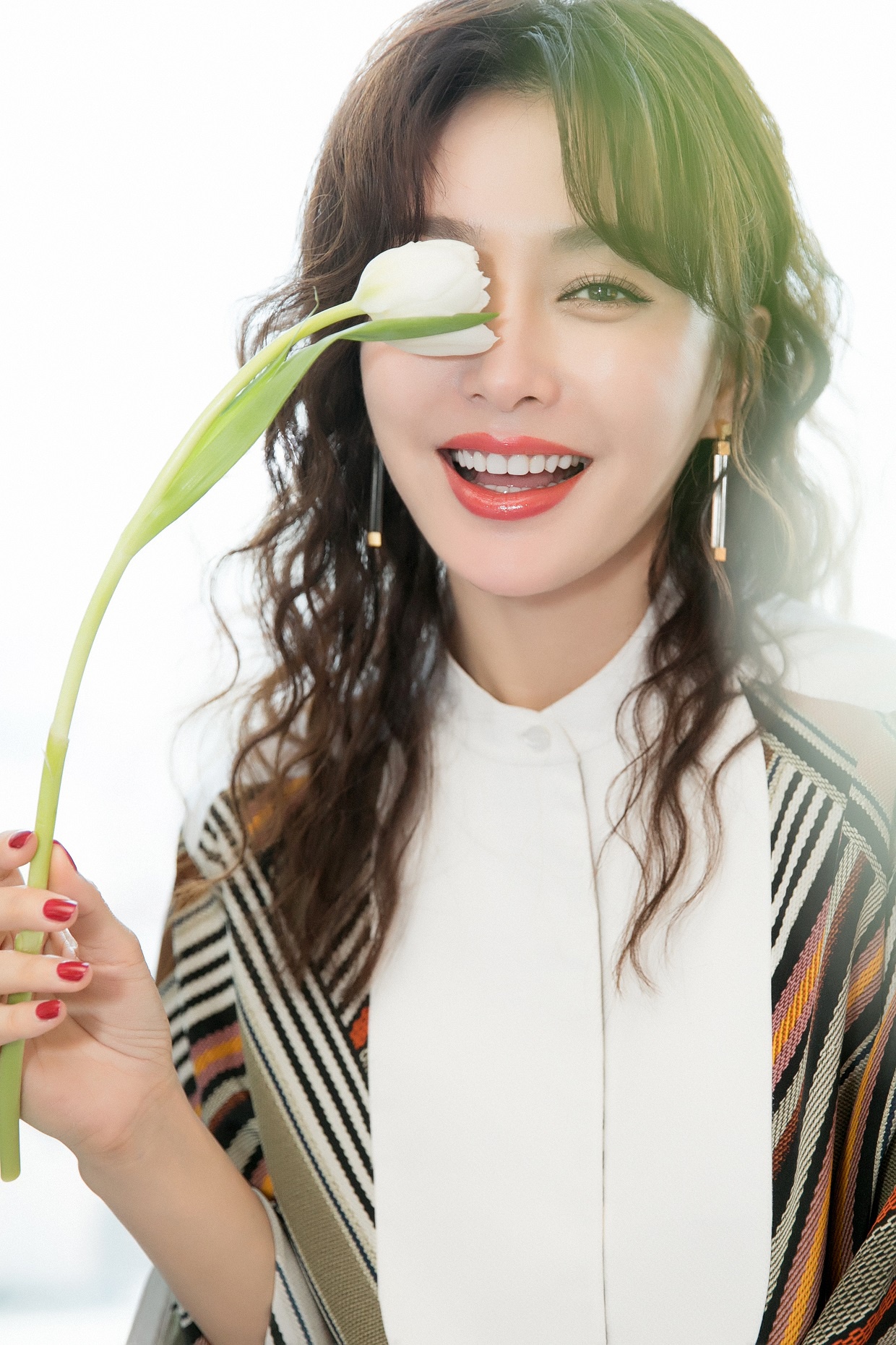 秦岚解锁新身份 优雅自信彰显女性魅力