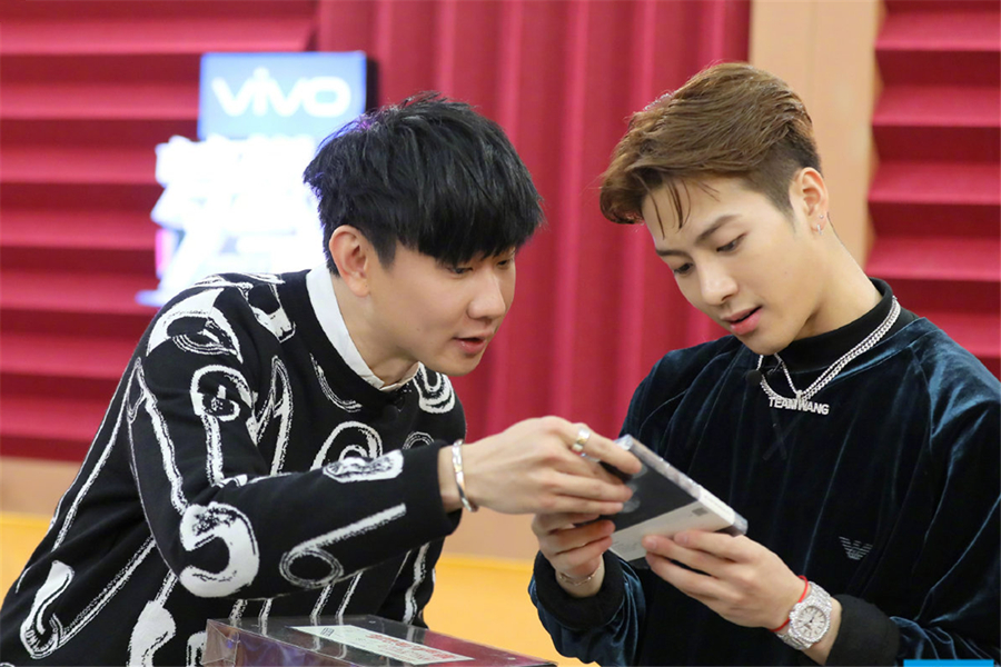 王嘉尔惊喜探班《梦想的声音》 为决赛拉开序幕