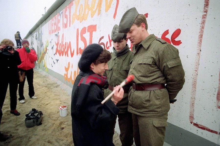 柏林墙是怎样的存在，是冷战开始和结束的重要标志柏林墙冷战民主德国_新浪新闻