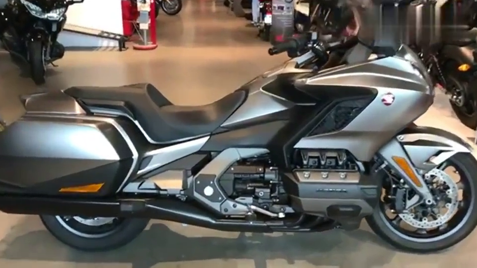 幻影车神3:小伙被警察逼到死路,这时候摩托变形了还有这操作