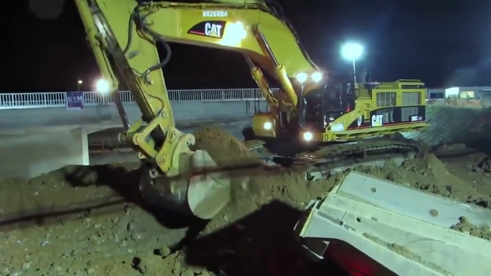 开挖掘机都喜欢上夜班,晚上没监工的,不用装那么满