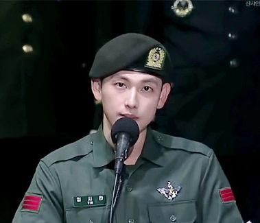 金秀贤当兵近照曝光变更帅镜头一转让粉丝全喊好想摸摸看